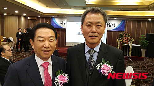 【창원=뉴시스】 홍정명 기자 = 25일 오후 경남 창원 인터내셔널호텔에서 열린 (사)한국산업단지경영자협의회 창원국가산업단지 경영자협의회 '제21차 정기총회 및 회장 이·취임식' 후 신임 회장으로 선출된 박영견(오른쪽) ㈜예성기공 대표이사가 이임 회장인 전서훈(왼쪽) 삼광기계공업㈜ 대표이사와 기념촬영을 하고 있다.2016.02.26.&nbsp;&nbsp; hjm@newsis.com