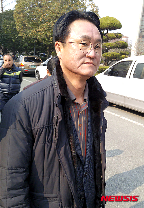 【창원=뉴시스】강승우 기자 = 박종훈 경남도교육감 주민소환 허위서명에 개입한 혐의로 사전 구속영장이 청구된 박치근 경남FC 대표(가운데)가 26일 오전 창원지법 영장실질심사에 출석하고 있다. 2016.02.26.&nbsp; ksw@newsis.com 