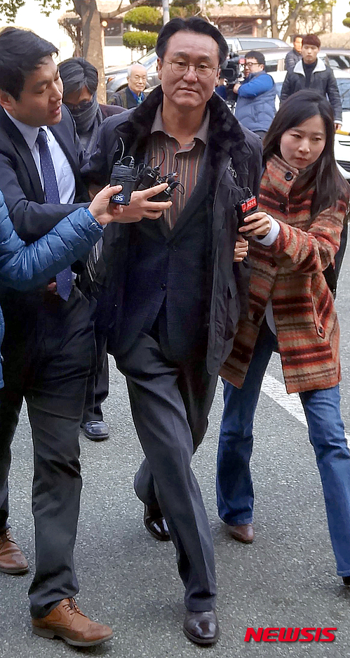 【창원=뉴시스】강승우 기자 = 박종훈 경남도교육감 주민소환 허위서명에 개입한 혐의로 사전 구속영장이 청구된 박치근 경남FC 대표가 26일 오전 창원지법 영장실질심사에 출석하고 있다. 2016.02.26.&nbsp; ksw@newsis.com 