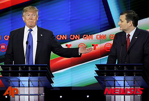 [텍사스=AP/뉴시스] 2016년 2월 25일(현지 시간) 미국 공화당 대선 주자들의 TV토론에서 도널드 트럼프 당시 후보(왼쪽)와 테드 크루즈 후보가 토론하고 있다. 2025.12.23.