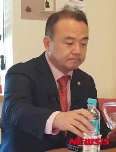 【서울=뉴시스】박현주 기자= 26일 오후 3시 서울 삼청동 한 카페에서 이우환 화백의 대리인 변호사 최순용씨가 기자간담회를 열고 '이우환 위작' 수사와 관련 설명하고 있다.