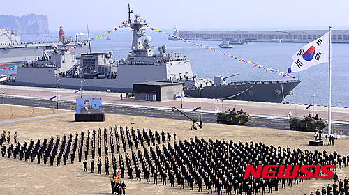 【서귀포=뉴시스】추상철 기자 = 26일 오후 제주 서귀포시에서 제주해군기지 민군복합형 관광 미항 준공식이 열리고 있다. 우여곡절끝에 8년 여 만에 완공된 제주기지는 함정 20여척과 15만t급 크루즈 선박 2척이 동시에 계류할 수 있는 민군 복합형 관광 미항이다. 민항은 오는 2017년 7월부터 운영된다. 2016.02.26.&nbsp;&nbsp; scchoo@newsis.com