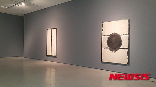 【서울=뉴시스】박현주 기자= 닥종이 단색화가 고 정창섭 개인전이 국제갤러리에서 열린다.