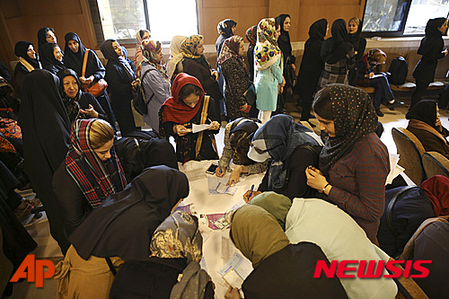 【테헤란=AP/뉴시스】26일 의회 총선과 고위성직자회의 선거가 실시된 이란에서 한 수도 투표소 여성실에 유권자들이 방 가득 모여 있다. 2016. 2. 26.&nbsp; 