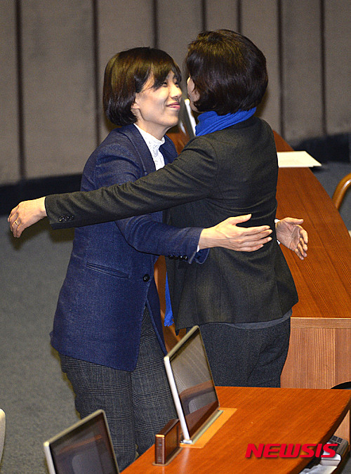 【서울=뉴시스】홍찬선 기자 = 테러방지법 저지를 위한 야당 의원들의 필리버스터가 나흘째 이어지고 있는 26일 오후 서울 여의도 국회 본회의장에서 더불어민주당 배재정 의원이 무제한 토론을 마친 후 동료의원과 부등켜 안고 있다. 2016.02.26.&nbsp;&nbsp; photo@newsis.com