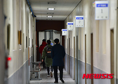 【서울=뉴시스】김선웅 기자 = 토익 유형 변경을 세달 앞두고 제304회 토익 시험이 시행된 28일 오전 서울 종로구에 위치한 고등학교에 설치된 토익 시험장에서 응시생들이 고사장을 찾아 이동하고 있다. 2016.02.28. mangusta@newsis.com