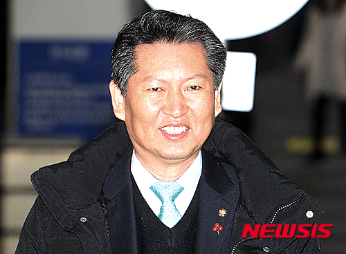 【서울=뉴시스】김동민 기자 = 테러방지법 처리를 막기 위해 장시간 필리버스터 연설을 마친 더불어 민주당 정청래 의원이 28일 오전 서울 용산역에서 지방 행사에 참석을 위해 기차로 이동하고 있다. 정 의원은 테러방지법 처리 저지를 위해 필리버스터 17번째 연설자로 11시간 39분 동안 연설해 국내 최장 기록을 경신했다. 2016.02.28. life@newsis.com