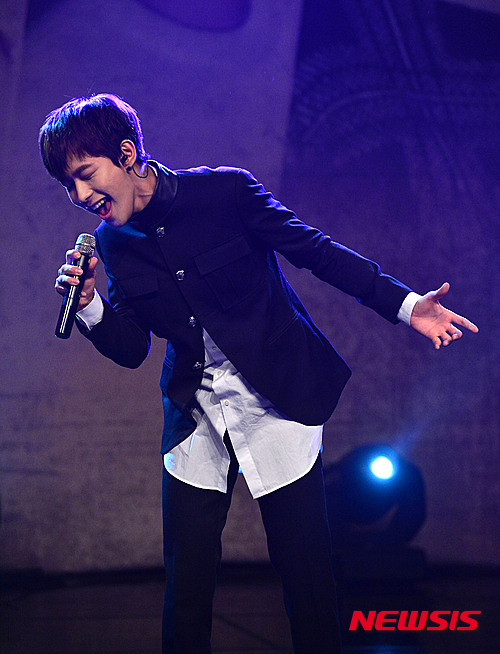 【서울=뉴시스】김선웅 기자 = 29일 오후 서울 강남구 일지아트홀에서 열린 크나큰(KNK) 데뷔 쇼케이스에서 오희준이 공연을 하고 있다.&nbsp; '크나큰 사람이 되어라'라는 뜻과 'K-pop kNock(케이팝 노크), 자신들의 음악으로 K팝의 문을 두드린다'라는 뜻을 갖고 있는 그룹 크나큰은 1집 앨범 타이틀곡 'KNOCK'으로 오는 3월 데뷔한다. 2016.02.29.&nbsp; mangusta@newsis.com
