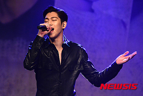 【서울=뉴시스】김선웅 기자 = 29일 오후 서울 강남구 일지아트홀에서 열린 크나큰(KNK) 데뷔 쇼케이스에서 김유진이 공연을 하고 있다.&nbsp; '크나큰 사람이 되어라'라는 뜻과 'K-pop kNock(케이팝 노크), 자신들의 음악으로 K팝의 문을 두드린다'라는 뜻을 갖고 있는 그룹 크나큰은 1집 앨범 타이틀곡 'KNOCK'으로 오는 3월 데뷔한다. 2016.02.29.&nbsp; mangusta@newsis.com