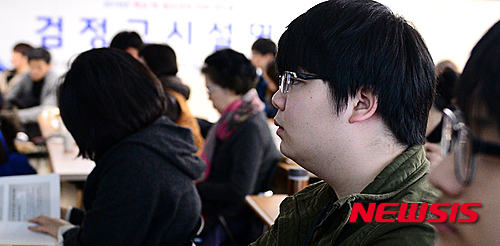 【서울=뉴시스】추상철 기자 = 서울시청소년지원센터 '꿈드림'의 2016 검정고시 설명회가 열린 29일 오후 서울 중구 청소년상담복지센터에서 검정고시 준비생과 학부모들이 검정고시 제도 및 효율적인 검정고시 준비 등에 대한 설명을 듣고 있다. 2016.02.29.&nbsp;&nbsp; scchoo@newsis.com