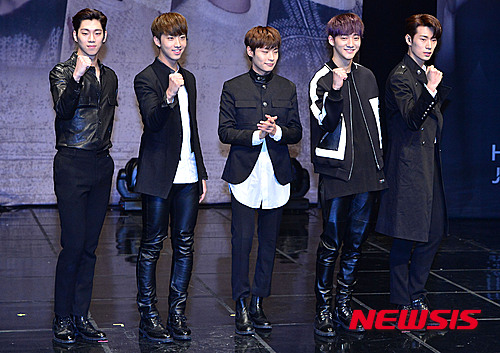 【서울=뉴시스】김선웅 기자 = 29일 오후 서울 강남구 일지아트홀에서 열린 크나큰(KNK) 데뷔 쇼케이스에서 멤버들이 포즈를 취하고 있다. 왼쪽부터 김유진, 정인성, 오희준, 김지훈, 박승준.&nbsp; '크나큰 사람이 되어라'라는 뜻과 'K-pop kNock(케이팝 노크), 자신들의 음악으로 K팝의 문을 두드린다'라는 뜻을 갖고 있는 그룹 크나큰은 1집 앨범 타이틀곡 'KNOCK'으로 오는 3월 데뷔한다. 2016.02.29.&nbsp; mangusta@newsis.com