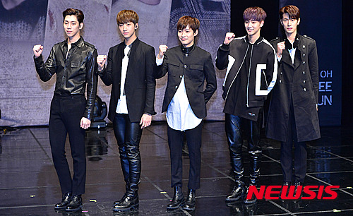 【서울=뉴시스】김선웅 기자 = 29일 오후 서울 강남구 일지아트홀에서 열린 크나큰(KNK) 데뷔 쇼케이스에서 멤버들이 포즈를 취하고 있다. 왼쪽부터 김유진, 정인성, 오희준, 김지훈, 박승준.&nbsp; '크나큰 사람이 되어라'라는 뜻과 'K-pop kNock(케이팝 노크), 자신들의 음악으로 K팝의 문을 두드린다'라는 뜻을 갖고 있는 그룹 크나큰은 1집 앨범 타이틀곡 'KNOCK'으로 오는 3월 데뷔한다. 2016.02.29.&nbsp; mangusta@newsis.com