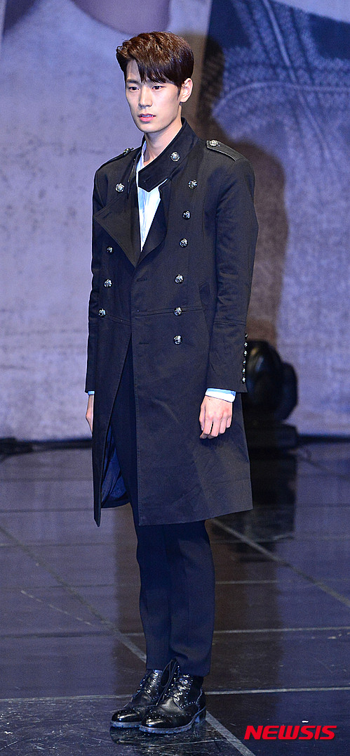 【서울=뉴시스】김선웅 기자 = 29일 오후 서울 강남구 일지아트홀에서 열린 크나큰(KNK) 데뷔 쇼케이스에서 박성준이 포즈를 취하고 있다.&nbsp; '크나큰 사람이 되어라'라는 뜻과 'K-pop kNock(케이팝 노크), 자신들의 음악으로 K팝의 문을 두드린다'라는 뜻을 갖고 있는 그룹 크나큰은 1집 앨범 타이틀곡 'KNOCK'으로 오는 3월 데뷔한다. 2016.02.29.&nbsp; mangusta@newsis.com