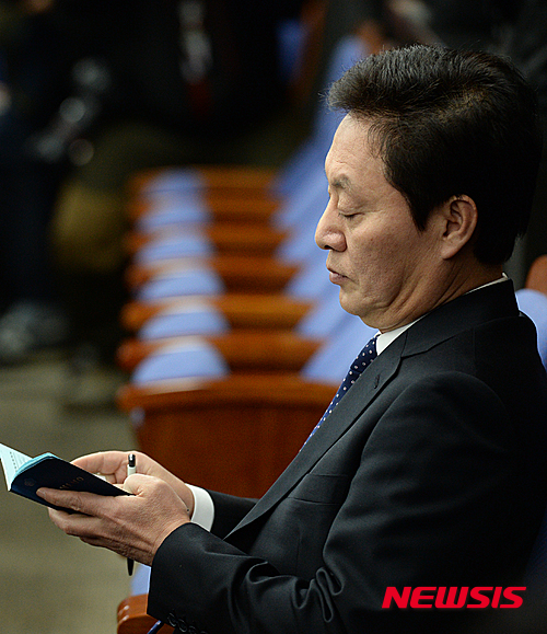【서울=뉴시스】조수정 기자 = 새누리당 정두언 의원이 29일 오후 서울 여의도 국회에서 열린 긴급 비상의원총회에 참석, 수첩을 보고 있다. 정두언 의원은 이날 의총에서 공천 살생부와 관련한 입장을 표명할 것으로 알려졌다. 2016.02.29.&nbsp; chocrystal@newsis.com
