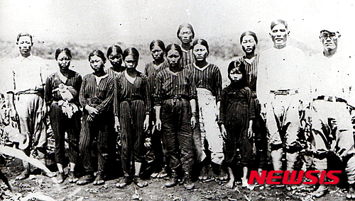 [광주=뉴시스]신대희 기자 = 일제에 끌려가 남태평양 북마리아나 제도(諸島) 티니안 섬 사탕수수 밭에서 일하던 조선여인들의 사진. 2026.01.09. (사진=TINIAN-A Brief Story 발췌·남도일보 제공)&nbsp; photo@newsis.com