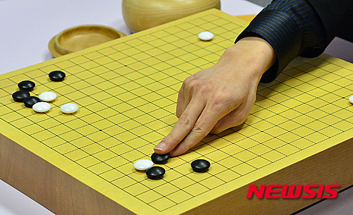 【서울=뉴시스】김선웅 기자 = 29일 오후 서울 성동구 한국기원에서 열린 '제17기 맥심커피배 입신최강전' 16강 대국에서 이세돌 9단이 백홍석 9단을 상대로 수를 놓고 있다. 2016.02.29.&nbsp;&nbsp; mangusta@newsis.com