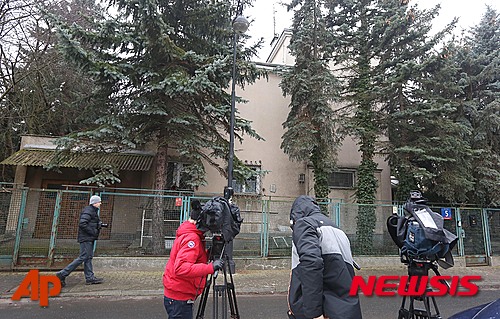 【바르샤바=AP/뉴시스】폴란드의 자유화를 이끌었던 레흐 바웬사 전 대통령이 1970년대에 공산당 유급 밀고자였다는 자백서의 서명이 자신의 것이 아닌 가짜라고 29일(현지시간) TV에 나와서 맹세했다. 이후 TV기자들은 문제의 문서들을 조작했을 가능성이 있는 냉전시대 바웬사의 신문관이었던 보이체크 야루젤스키장군의 집 앞에서 그의 증언을 듣기 위해 진을 치고 있다.2016.03.01&nbsp;&nbsp;&nbsp; 