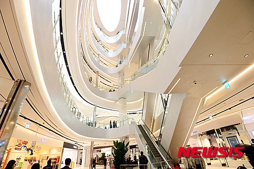 【부산=뉴시스】 하경민 기자 = 부산 신세계 센텀시티는 면세점, 일렉트로마트, 더라이프, 몰리스펫샵, 파미에스테이션, 키자니아 등을 갖춘 패션라이프스타일 쇼핑몰 '센텀시티몰'을 오는 3일 개장한다고 1일 밝혔다. 영업면적 13만1901㎡(3만9900평)로 세계 최대 백화점으로 기네스에 오른 센텀시티점은 지하 2층 8661㎡(2620평) 공간을 매장으로 확충한데 이어 신축 건물인 센텀시티몰 5만7900㎡(1만7500평)을 건립해 총 19만8462㎡(6만평)에 달하는 부산·경남지역 최초의 초대형 도심 복합쇼핑몰로 재탄생, 연간 매출 1조원 달성을 기대하고 있다. 29일 센텀시티몰 사전개장 행사에 초청된 고객들이 매장을 둘러보고 있다. 2016.03.01. yulnetphoto@newsis.com