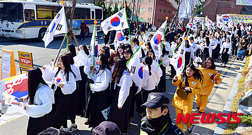 【광주=뉴시스】류형근 기자 = 제97주년 3·1절인 1일 오후 광주 남구 수피아여자고등학교 광주3·1만세운동기념비 앞에서 수피아여고 학생들이 만세를 외치며 광주독립만세운동을 재현하고 있다. 2016.03.01 hgryu77@newsis.com