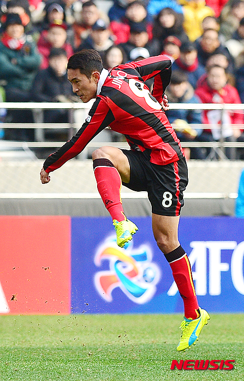 【서울=뉴시스】고승민 기자 = 1일 오후 서울월드컵경기장에서 열린 2016 AFC 챔피언스리그 FC서울과 산프레체 히로시마 경기, MVP를 차지한 신진호가 슛을 시도하고 있다. 2016.03.01.&nbsp; kkssmm99@newsis.com