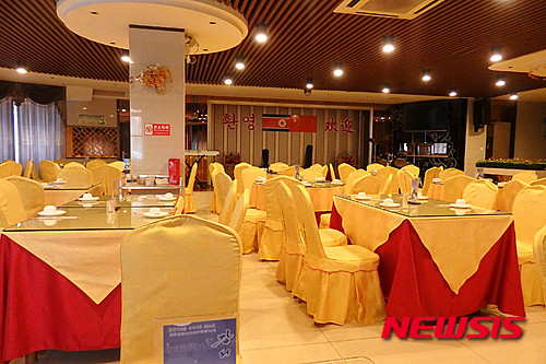 [단동(랴오닝성)=뉴시스]북한이 외화벌이 목적으로 중국 지린성 공장에 파견한 노동자 수천명이 폭동·파업을 일으킨 데 이어 아프리카와 중국의 다른 도시에서도 북한 노동자들이 폭동과 파업을 일으킨 것으로 전해졌다. 사진은 지난 2016년 3월 중국 랴오닝성 단둥시 북한 고려식당. 2024.03.26. 