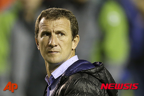 [부에노스아이레스=AP/뉴시스] 보카 주니어스의 로돌포 아루아바레나 감독이 지난 2015년 5월 16일 아르헨티나 부에노스아이레스에서 열린 리버 플라테와 코파 리베르타도레스 경기가 취소된 뒤 경기장을 돌아보고 있다. 2022.02.15.