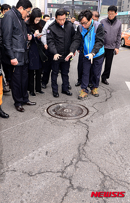 【서울=뉴시스】추상철 기자 = 박인용 국민안전처 장관을 비롯한 관계 공무원들이 2일 오전 지난해 대형 싱크홀로 인해 행인 2명이 떨어지는 사고가 발생한 서울 용산역 앞에서 도로균열이 생긴 도로 곳곳에 대한 현장점검을 하고 있다. 2016.03.02.&nbsp;&nbsp; scchoo@newsis.com