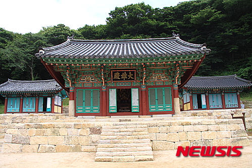 【서울=뉴시스】신진아 기자 = 부산시 유형문화재 제91호 ‘부산 운수사 대웅전’이 국가지정문화재 보물 제1896호가 됐다. 운수사 대웅전은 부산 지역에서 현재까지 남아있는 목조 건축물 중 가장 오래됐다. 2013년 전면 해체 수리 때 종도리에서 발견된 2개의 묵서명(墨書銘)에 의해 1647년 공사를 시작해 1655년 완공됐음이 확인됐다. 정면 3칸, 측면 3칸 규모의 단아한 주심포(柱心包)계 맞배지붕 건물이다. 우주(隅柱)의 하부에는 기둥 높이의 2분의 1 정도까지 원형 돌기둥을 세워 목재 기둥을 받고 있다. 이는 범어사 대웅전, 범어사 일주문 등 부산 동래 지역 건축물에서 다수 확인된다. 내륙지방에 비해 태풍이 잦고 비가 많은 데 따른 지역적 특성이 반영된 결과다. 건물의 시대성을 볼 수 있는 공포는 배면이 정면보다 시기적으로 앞서 있다. 배면 공포의 소박한 살미와 결구방법은 조선 중기 건축에서 볼 수 있는 것으로 양산 신흥사 대광전, 부산 범어사 대웅전과 동일한 형식이다. 반면, 정면은 후대에 화려한 치장형 살미를 사용해 장식적인 공포로 변화된 것이다. 동래향교 반화루, 범어사 종루와 유사한 모습이다. 이는 주심포계 익공식(翼工式) 건물이 다포(多包)계 건축의 영향으로 변화하는 모습을 잘 보여준다. 특히, 일반적인 익공식 건물의 경우 주두(柱頭) 아래의 기둥머리에 초익공(初翼工)을 끼워 공포를 구성하는데, 이와 달리 주두 위에서 구성한 것은 운수사 대웅전만의 큰 건축적 특징이다. 아울러 운수사 대웅전은 창호, 천장, 단청 등이 교체되고 변화됐으나 기본적인 구조는 1655년 최초 건립 당시의 형태와 1771년 고쳐 지은 모습을 유지하고 있다. 건물에 남아 있는 묵죽도(墨竹圖) 등 4점의 벽화는 창건 또는 18세기 중수 시에 그려진 것으로 추정되고 있어 운수사 대웅전의 시대성과 역사성을 입증하고 있다. 종도리에서 발견된 2개의 묵서명은 많은 건축 정보를 담고 있는 소중한 연구자료일 뿐만 아니라 그 자체로도 지역 불교건축사 연구의 귀중한 자료다. jahsin@newsis.com