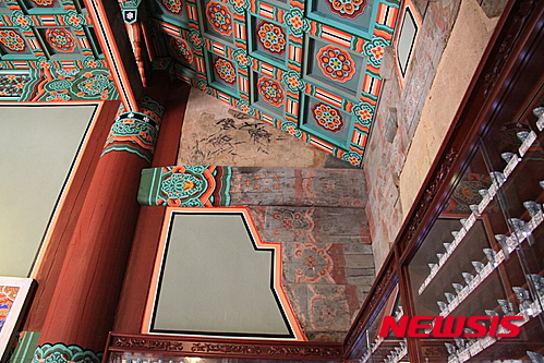 【서울=뉴시스】신진아 기자 = 부산시 유형문화재 제91호 ‘부산 운수사 대웅전’이 국가지정문화재 보물 제1896호가 됐다. 운수사 대웅전은 부산 지역에서 현재까지 남아있는 목조 건축물 중 가장 오래됐다. 2013년 전면 해체 수리 때 종도리에서 발견된 2개의 묵서명(墨書銘)에 의해 1647년 공사를 시작해 1655년 완공됐음이 확인됐다. 정면 3칸, 측면 3칸 규모의 단아한 주심포(柱心包)계 맞배지붕 건물이다. 우주(隅柱)의 하부에는 기둥 높이의 2분의 1 정도까지 원형 돌기둥을 세워 목재 기둥을 받고 있다. 이는 범어사 대웅전, 범어사 일주문 등 부산 동래 지역 건축물에서 다수 확인된다. 내륙지방에 비해 태풍이 잦고 비가 많은 데 따른 지역적 특성이 반영된 결과다. 건물의 시대성을 볼 수 있는 공포는 배면이 정면보다 시기적으로 앞서 있다. 배면 공포의 소박한 살미와 결구방법은 조선 중기 건축에서 볼 수 있는 것으로 양산 신흥사 대광전, 부산 범어사 대웅전과 동일한 형식이다. 반면, 정면은 후대에 화려한 치장형 살미를 사용해 장식적인 공포로 변화된 것이다. 동래향교 반화루, 범어사 종루와 유사한 모습이다. 이는 주심포계 익공식(翼工式) 건물이 다포(多包)계 건축의 영향으로 변화하는 모습을 잘 보여준다. 특히, 일반적인 익공식 건물의 경우 주두(柱頭) 아래의 기둥머리에 초익공(初翼工)을 끼워 공포를 구성하는데, 이와 달리 주두 위에서 구성한 것은 운수사 대웅전만의 큰 건축적 특징이다. 아울러 운수사 대웅전은 창호, 천장, 단청 등이 교체되고 변화됐으나 기본적인 구조는 1655년 최초 건립 당시의 형태와 1771년 고쳐 지은 모습을 유지하고 있다. 건물에 남아 있는 묵죽도(墨竹圖) 등 4점의 벽화는 창건 또는 18세기 중수 시에 그려진 것으로 추정되고 있어 운수사 대웅전의 시대성과 역사성을 입증하고 있다. 종도리에서 발견된 2개의 묵서명은 많은 건축 정보를 담고 있는 소중한 연구자료일 뿐만 아니라 그 자체로도 지역 불교건축사 연구의 귀중한 자료다. jahsin@newsis.com