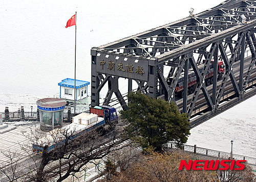 【단동(중국 랴오닝성)=뉴시스】박진희 기자 = 상임이사국인 러시아의 요청으로 유엔 안전보장이사회 대북 제재 결의안 채택이 연기된 2일 오전 중국 단둥세관을 통관한 화물과 차량들이 압록강 대교 통해 북으로 들어가고 있다. 2016.03.02. pak7130@newsis.com