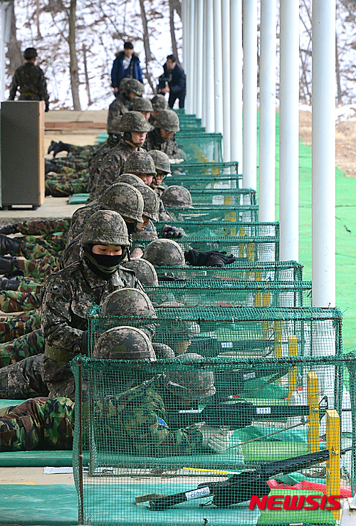 【서울=뉴시스】김동민 기자 = 2일 오전 서울 서초구 강동송파 예비군훈련장에서 열린 2016년 첫 병력동원훈련에서 예비군들이 1인 1조교 하에 사격을 하고 있다. 2016년 병력동원훈련은 2일부터 오는 11월 30일까지 진행된다. 2016.03.02. life@newsis.com