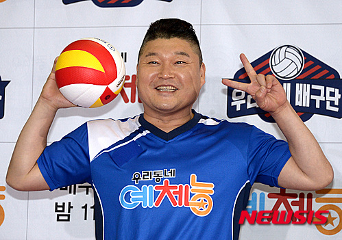 【서울=뉴시스】이영환 기자 = 2일 오후 서울 강서구 KBS스포츠월드 제2체육관에서 열린 KBS 예능프로 우리동네 예체능 '우리동네 배구단' 기자간담회에서 MC 강호동이 포즈를 취하고 있다. 2016.03.02.&nbsp;&nbsp; 20hwan@newsis.com