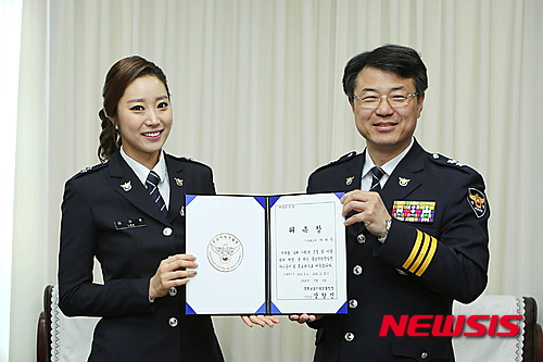 【대전=뉴시스】이시우 기자 = 장향진 충남지방경찰청장(사진 오른쪽) 2일 충남경찰 홍보대사로 위촉된 기상캐스터 이귀주(25·왼쪽)씨에게 위촉장을 전달하며 기념 촬영을 하고 있다. 2016.3.2. (사진=충남지방경찰청 제공)&nbsp; photo@newsis.com