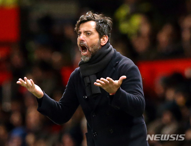 제스처 취하는 키케 감독