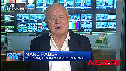 【서울=뉴시스】월가의 대표적인 비관론자로 '닥터 둠(Dr. Doom)이라 불리는 마크 파버 글룸 붐&둠 리포트 편집장이 2일(현지시간) CNBC '스쿼크박스(Squak Box)'에 출연해 미국 증시에 상승랠 리가 이어질 준비가 됐다고 분석했다. (사진 출처=CNBC) 2016.03.03