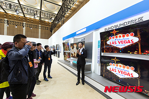 【서울=뉴시스】2일(현지시각) 중국 상해 국제구매센터에서 열린 '삼성 중국포럼'을 찾은 관람객들이 SUHD TV 신제품을 살펴보고 있다. 2016.03.03. (사진=삼성전자 제공) photo@newsis.com