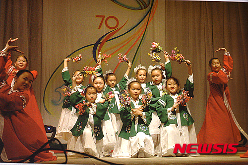 【서울=뉴시스】행정자치부 국가기록원(원장 이상진)은 3일 한인 이주와 관련된 사진, 문서, 신문, 서한, 박물(博物) 등 기록자료를 정리한 '기록으로 보는 재외한인의 역사' 기록자료집을 발간했다고 밝혔다.&nbsp; 이번에 발간된 이주사 자료집은 아시아(중국, 일본, 기타아시아 등), 아메리카(북미주, 중남미 등), 유라시아·유럽(러시아, 중앙아시아, 독일, 프랑스,영국 등) 등 총 3권으로 구성되어 지역별 시대별 한민족 이주의 역사를 정리해 소개하고 있다.&nbsp; 사진은 2007년 카자흐스탄에서 열린 고려인의 중앙아시아 정주70주년 기념행사. 2016.03.03. (사진=국가기록원 제공)&nbsp; photo@newsis.com 