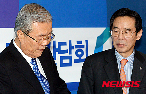 【서울=뉴시스】이종철 기자 = 더불어민주당 김종인 비상대책위 대표가 3일 오후 서울 여의도 국회 대표실에서 열린 과학기술단체와의 정책간담회에서 홍창선 공천관리위원장과 의견을 나누고 있다. 2016.03.03 jc4321@newsis.com