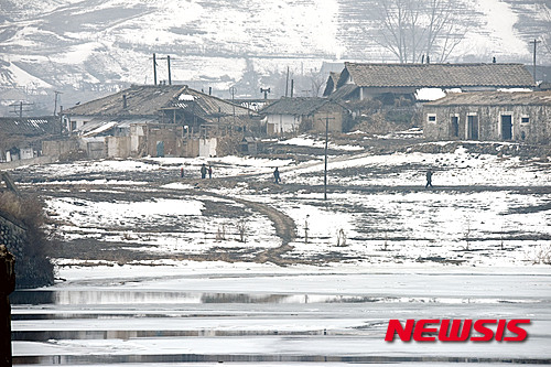 【단동(중국 랴오닝성)=뉴시스】박진희 기자 = 북중 접경지역인 북한 위주에 눈에 덮힌 마을에서 주민들이 걸어가고 있다. 2016.03.03. pak7130@newsis.com