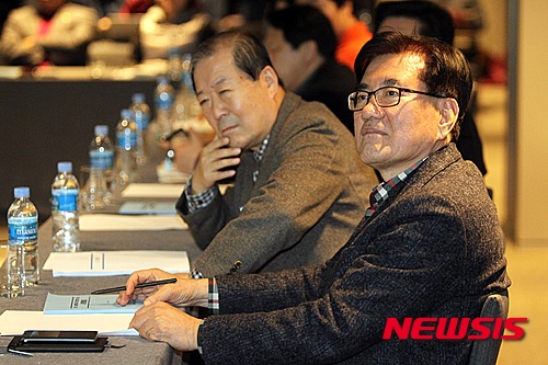 【제주=뉴시스】 고동명 기자 = 3일 오후 제주시 신라스테이 호텔에서 열린 서울구청장협의회 위크숍에서 협회장인 유덕열 동대문구청장을 비롯한 구청장들이 특강을 듣고 있다.2016.03.03. kdm80@newsis.com