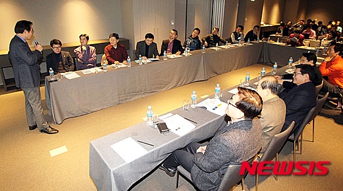 【제주=뉴시스】 고동명 기자 = 3일 오후 제주시 신라스테이 호텔에서 열린 서울구청장협의회 위크숍에서 참가자들이 윤은기 한국협업진흥협회 대표의 특강을 듣고 있다.2016.03.03. kdm80@newsis.com