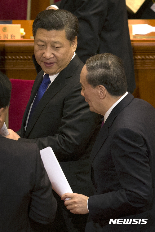 중국 시진핑 총서기 겸 국가주석과 왕치산 중앙기율검사위 서기 겸 정치국 상무위원. 올해 69세인 왕 서기가 오는 18일 개막하는 제19차 당 대회에서 상무위원에 유임할지는 '7상8하' 정치 관례의 타파와 관련해 큰 관심을 부르고 있다.