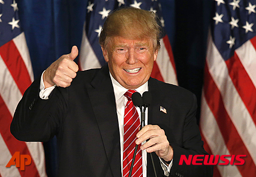 【포틀랜드=AP/뉴시스】도널드 트럼프 미국 공화당 대선 경선후보가 2일(현지시간) 메인주 포틀랜드에서 연설하며 엄지손가락을 치켜 올려 보이고 있다.2016.03.04&nbsp; 