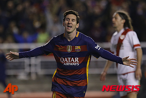 Barcelona's Lionel Messi celebrates after scoring his side's third goal against Rayo Vallecano during a Spanish La Liga soccer match between Barcelona and Rayo Vallecano at the Vallecas stadium in Madrid, Thursday, March 3, 2016. (AP Photo/Francisco Seco)