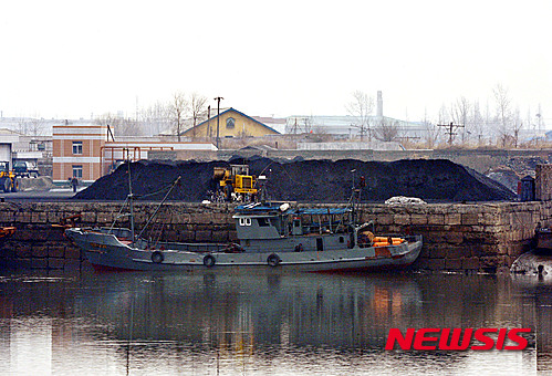【단둥(중국 랴오닝성)=뉴시스】박진희 기자 = 유엔 대북 제재안이 효력을 발휘한지 하루가 지난 4일 오후 중국 랴오닝성 단둥시 외곽 지역에서 바라본 북한의 작은 포구에 무연탄을 정리하는 사람들이 보인다. 유엔 대북 제재안에는 북한 수출품의 40%를 차지하는 석탄의 경우 WMD 개발과 무관한, 인도적인 목적을 제외하고는 수출·공급·이전이 금지된다. 다만 제3국의 석탄이 북한 나진항을 통해 수출되는 경우는 예외로 인정되는 것으로 알려졌다. 2016.03.04.&nbsp; pak7130@newsis.com 