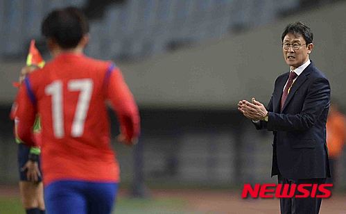 【오사카(일본)=뉴시스】최진석 기자 = 4일(현지시각) 오후 일본 오사카 얀마 스타디움에서 열린 2016 리우올림픽 여자 축구 아시아지역 최종예선 대한민국과 호주의 경기, 대한민국 윤덕여 감독이 선수들을 격려하고 있다. 2016.03.04.&nbsp; myjs@newsis.com 