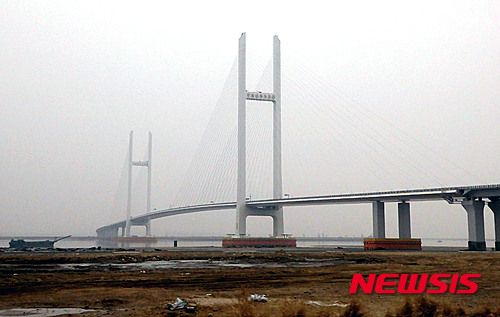 "중국, 신압록강대교 개통에 1000억원 지원" 교도통신 