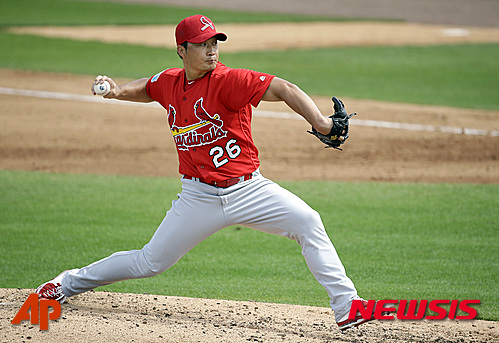 St. Louis Cardinals relief pitcher Seung Hwan Oh throws during the fourth inning of an exhibition spring training baseball game against the Miami Marlins Saturday, March 5, 2016, in Jupiter, Fla. (AP Photo/Jeff Roberson)