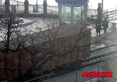 【단둥(중국 랴오닝성)=뉴시스】박진희 기자 = 북한과 중국을 연결하는 압록강대교 검문소를 지난 화물 열차가 단둥역으로 진입하고 있다. 북중 교역이 지난해 대비 큰 폭으로 증가했다. 2025.6.19. pak7130@newsis.com