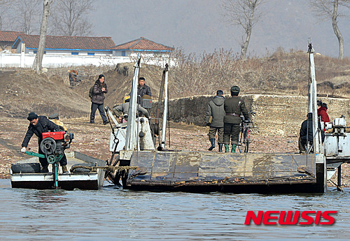 【단둥(중국 랴오닝성)=뉴시스】박진희 기자 = 북한 지도부 제거를 위한 '참수(斬首) 작전' 시나리오가 포함된 한·미 연합군사훈련인 키리졸브(Key Resolve·KR)와 독수리(Foal Eagle·FE) 훈련이 오늘부터 다음달 30일까지 약 두 달 동안 한반도 전역에서 실시된다.  참수 작전은 유사시 김정은 등 북한 지도부를 제거하고 정권을 무너뜨리는 개념으로 북한이 '최고 존엄'으로 떠받드는 김정은을 직접 겨냥하고 있다는 점에서 북의 거친 반발이 예상된다.   사진은 6일 오전 중국 랴오닝성 단둥시 외곽 북·중 국경지대 압록강에서 바라본 북한 주민들이 배에서 내리고 있다.  2016.03.07.   pak7130@newsis.com